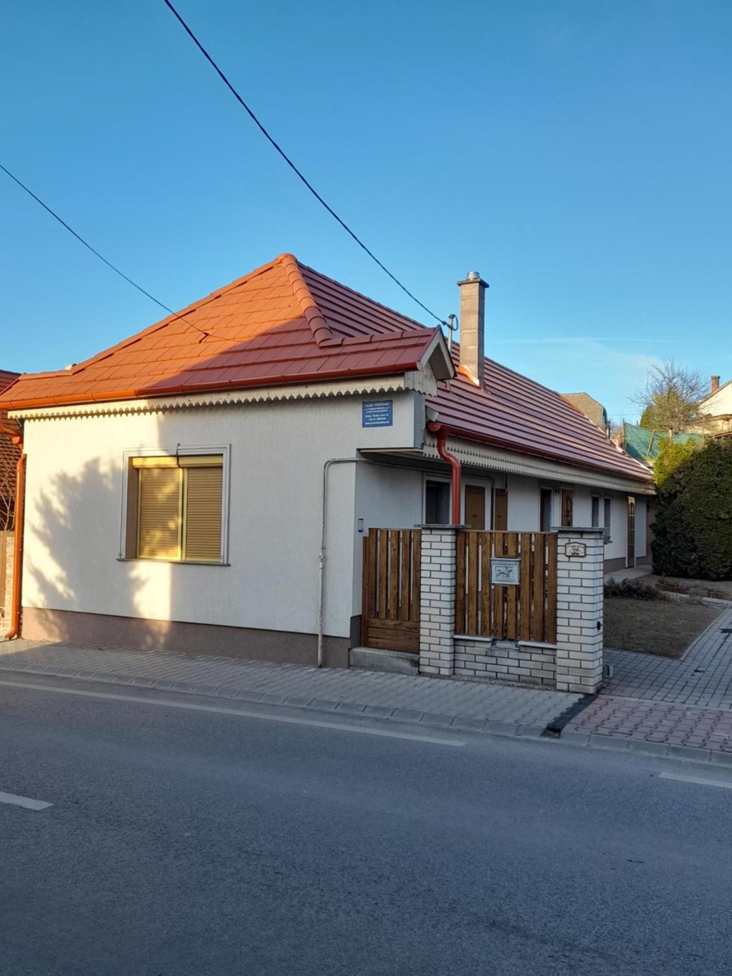 Falusi Vendeghaz *